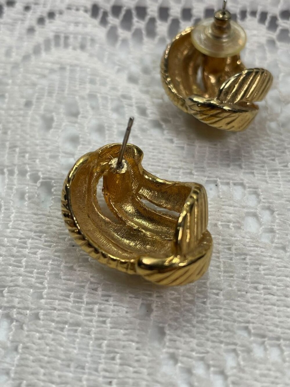 Vintage Gold Tone Ribbed Clip On Earrings Chunky Half Hoop Shrimp Textured 80s - Picture 8 of 10